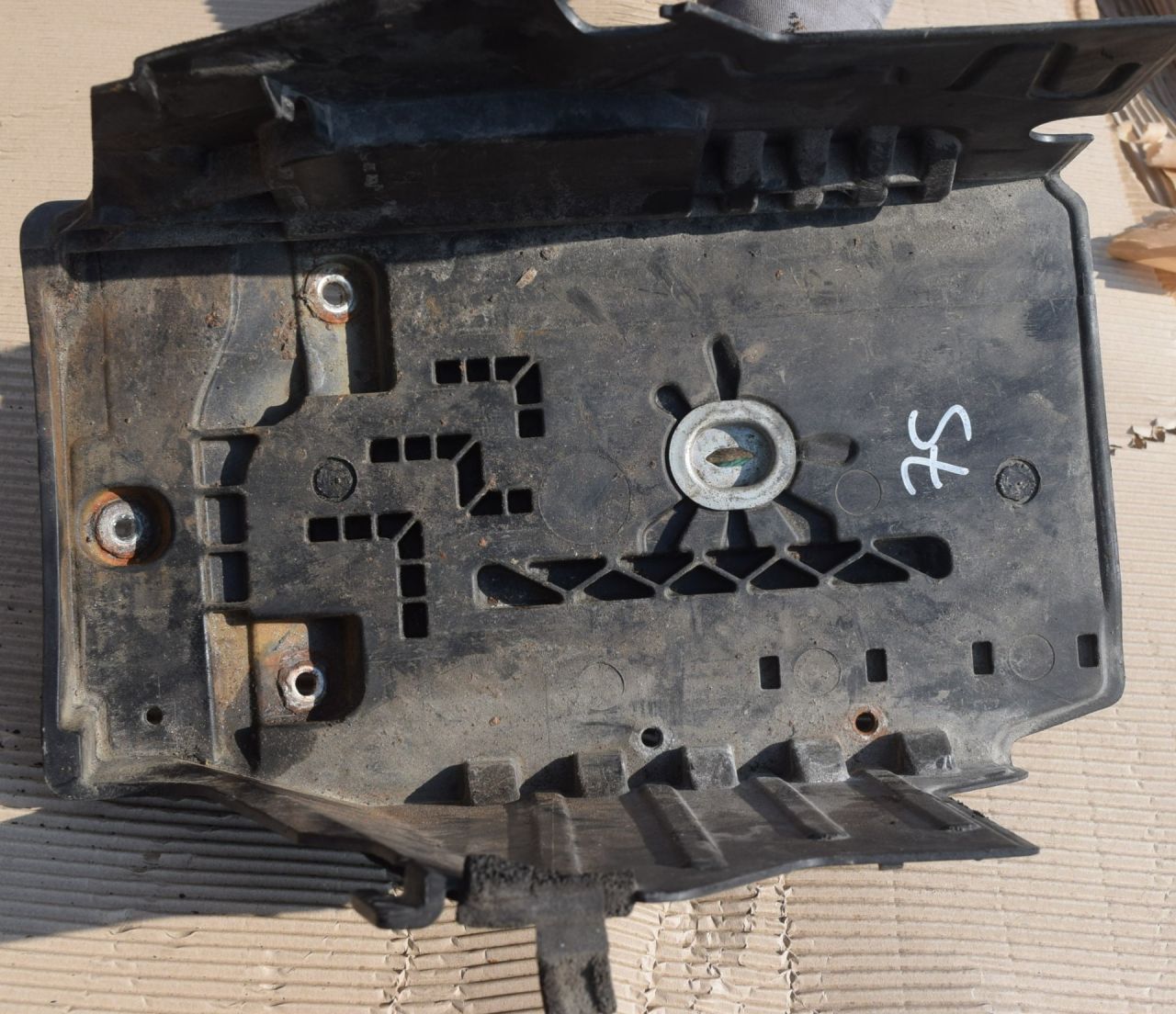 кожух аккумулятора Volvo XC70 2 поколение 2011, 2.4 л., D5, D 5244 T10, дизель, АКПП, универсал, полный подключаемый привод, 31299867 - фото №1