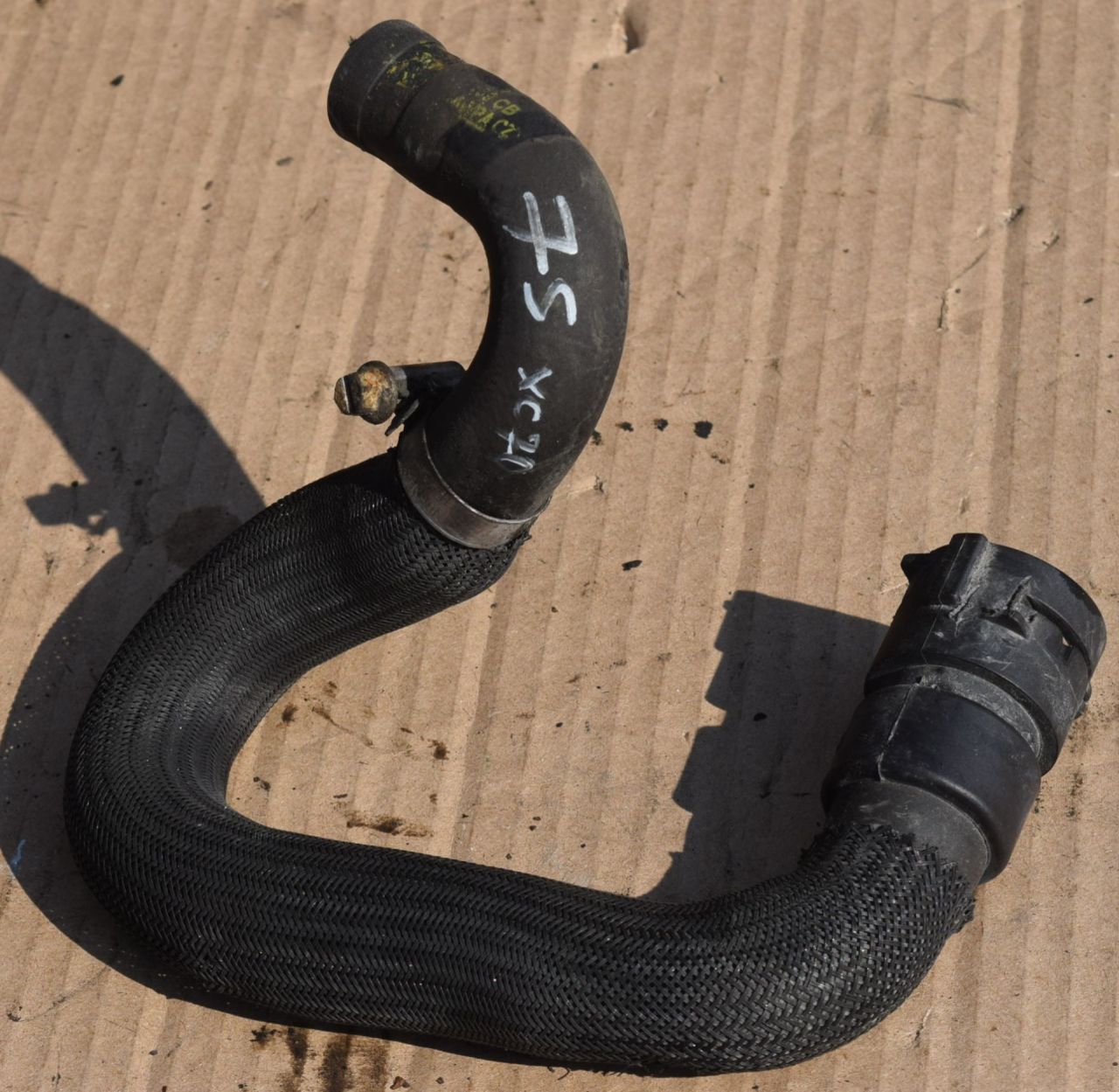 патрубок (трубопровод, шланг) Volvo XC70 2 поколение 2011, 2.4 л., D5, D 5244 T10, дизель, АКПП, универсал, полный подключаемый привод - фото №1