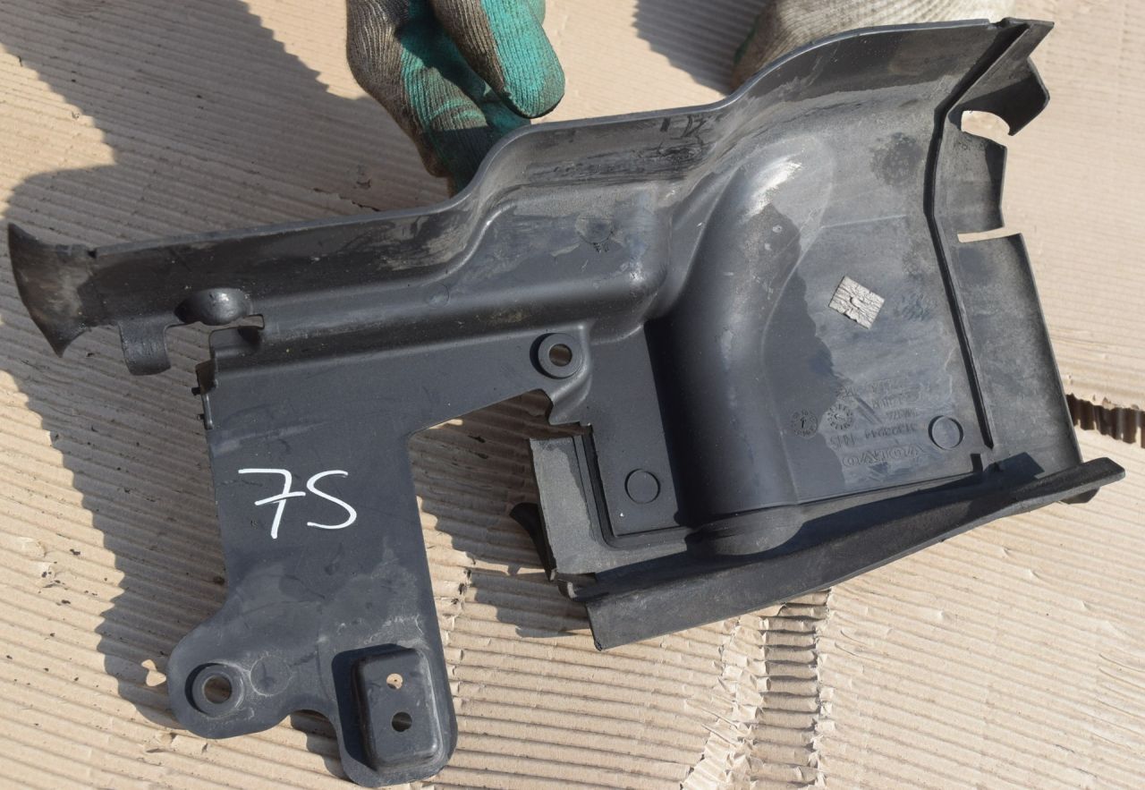 воздуховод (дефлектор) радиатора Volvo XC70 2 поколение 2011, 2.4 л., D5, D 5244 T10, дизель, АКПП, универсал, полный подключаемый привод, 31323244 - фото №1