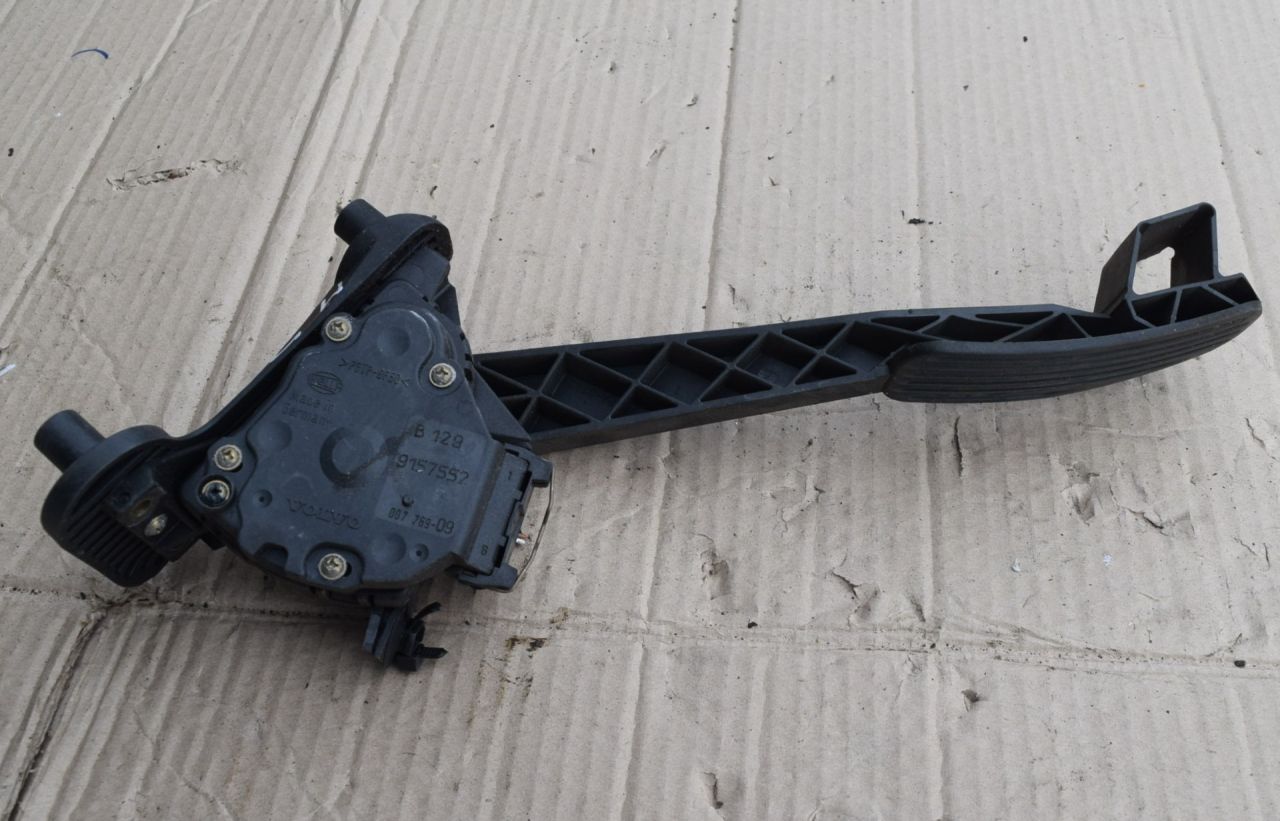 педаль Volvo S80 1 поколение 1999, 2.4 л., i, B 5244 S, бензин, МКПП, седан, передний привод, 9157552 - фото №1