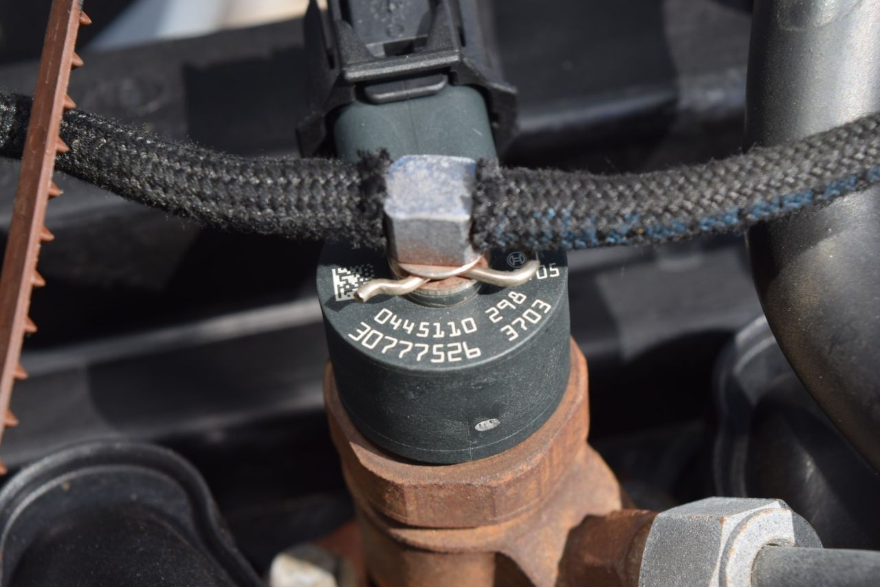 форсунка Volvo V70 3 поколение 2008, 2.4 л., D5, D 5244 T5, дизель, АКПП, универсал, передний привод, 0445110298, 30777526 - фото №1