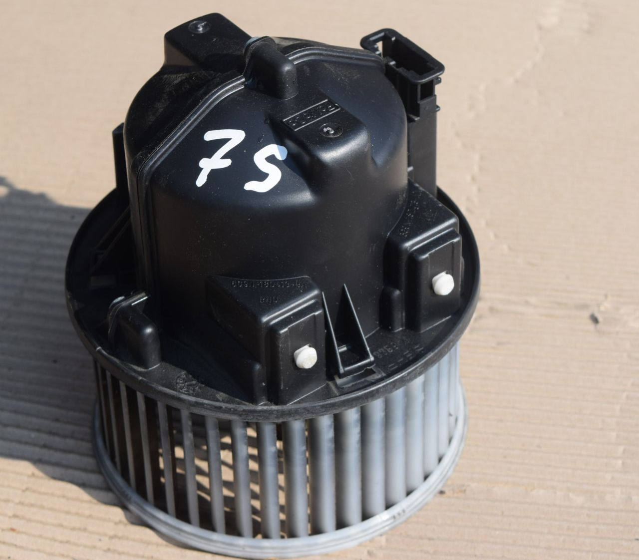 моторчик печки Volvo XC70 2 поколение 2011, 2.4 л., D5, D 5244 T10, дизель, АКПП, универсал, полный подключаемый привод, 6G9N18D413AA - фото №1