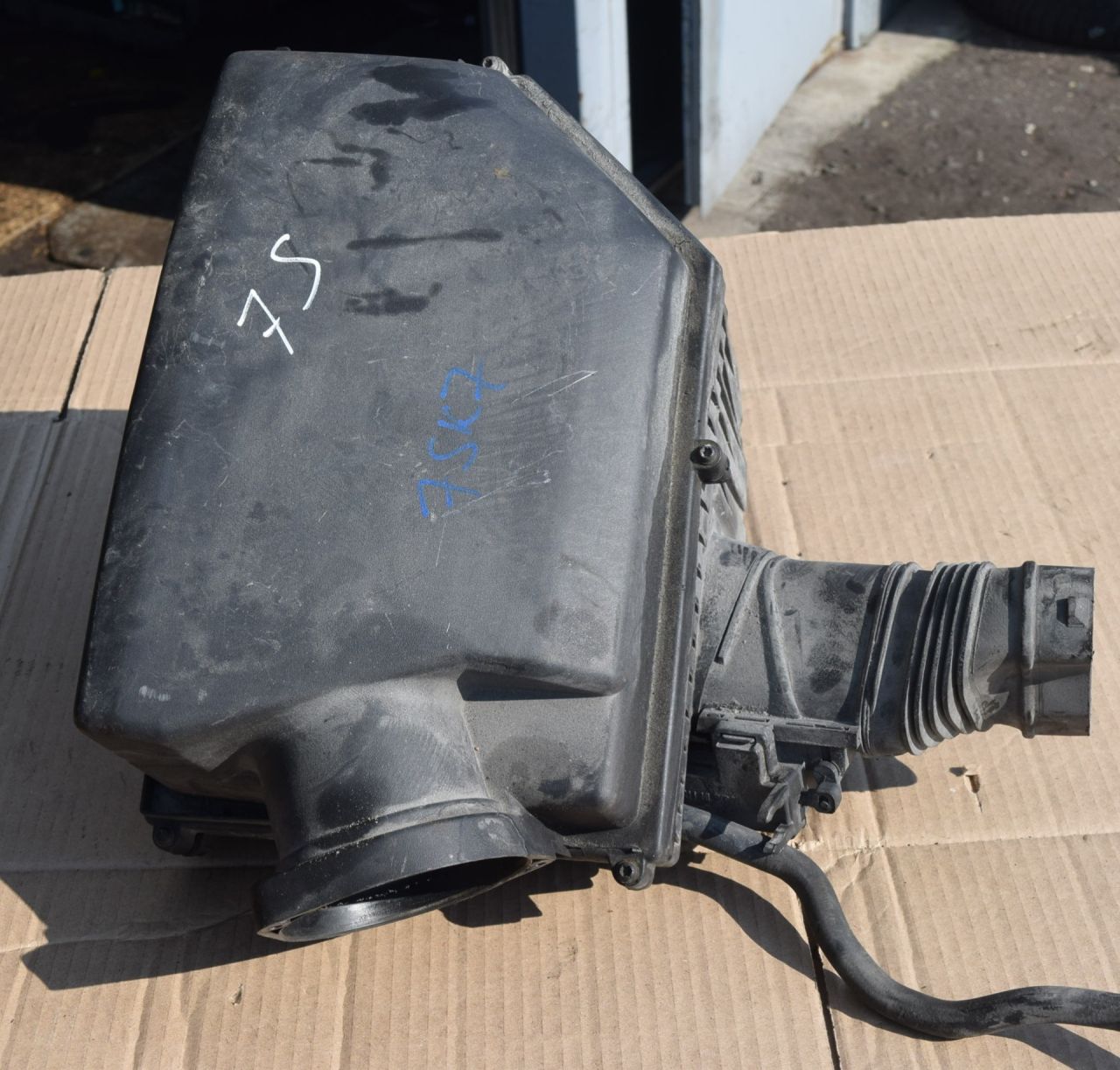 корпус воздушного фильтра Volvo XC70 2 поколение 2011, 2.4 л., D5, D 5244 T10, дизель, АКПП, универсал, полный подключаемый привод, 30792196 - фото №1