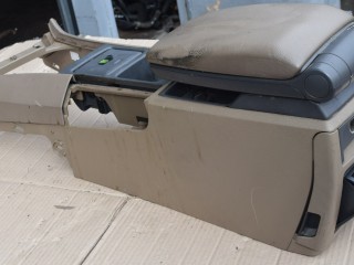 подлокотник Volvo V70 2 поколение 2002, 2.4 л., Ti, B 5244 T3, бензин, МКПП, универсал, передний привод