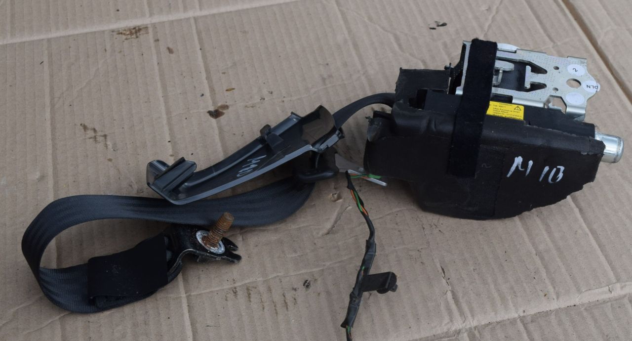 ремень безопасности Volvo XC60 1 поколение 2010, 2.4 л., D5, D 5244 T14, дизель, МКПП, белый, передний привод, 39801844 - фото №1
