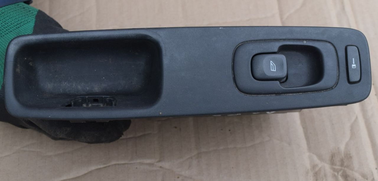 кнопка стеклоподъемника двери Volvo S80 1 поколение 1999, 2.4 л., i, B 5244 S, бензин, МКПП, седан, передний привод, 9467627 - фото №1