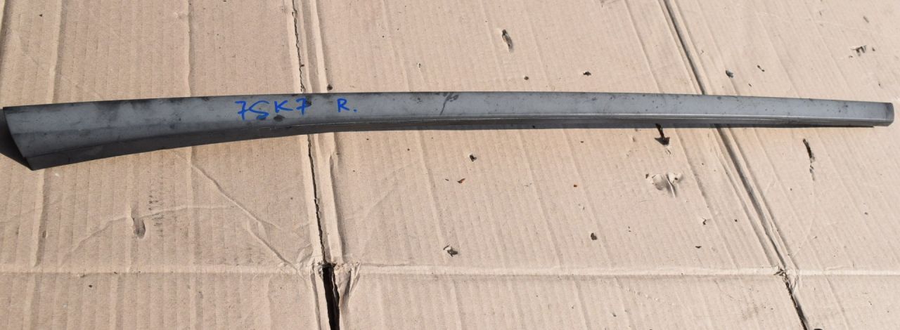 молдинг лобового стекла Volvo XC70 2 поколение 2011, 2.4 л., D5, D 5244 T10, дизель, АКПП, универсал, полный подключаемый привод, 30753553 - фото №1