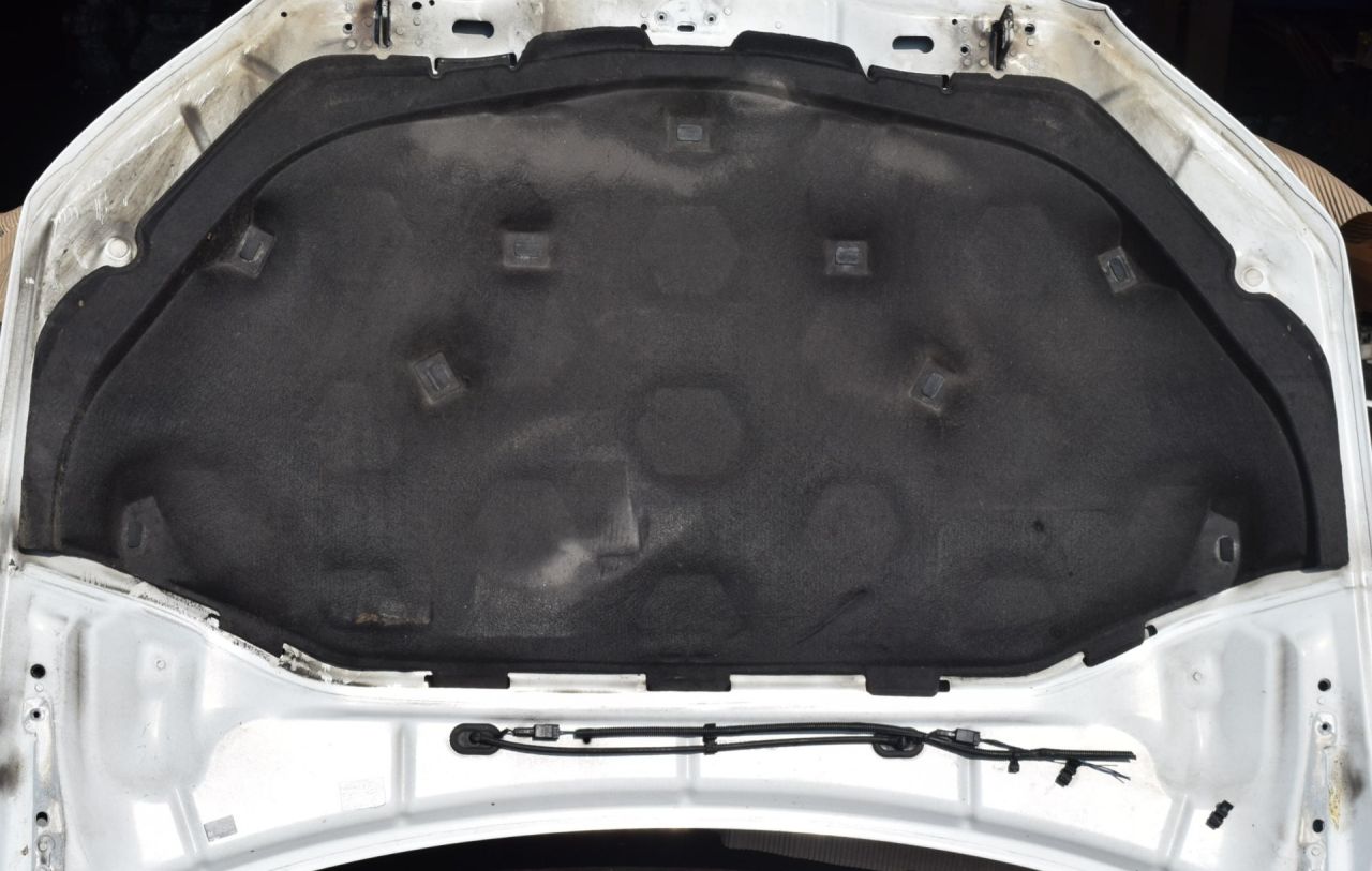 шумоизоляция капота Volvo XC70 2 поколение 2011, 2.4 л., D5, D 5244 T10, дизель, АКПП, универсал, полный подключаемый привод - фото №1