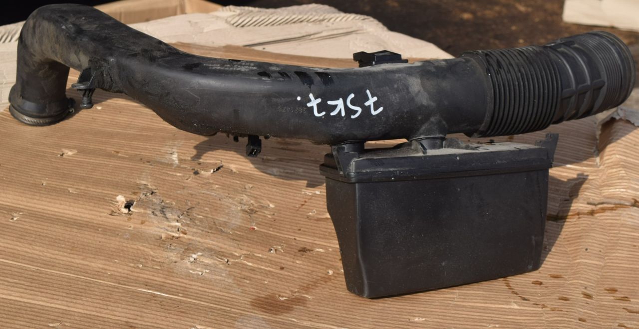 патрубок воздушного фильтра Volvo XC70 2 поколение 2011, 2.4 л., D5, D 5244 T10, дизель, АКПП, универсал, полный подключаемый привод, 31319049 - фото №1