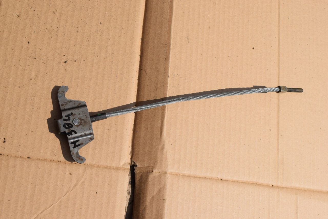 трос ручника Volvo XC70 2 поколение 2002, 2.5 л., Ti, B 5254 T2, бензин, МКПП, универсал, полный подключаемый привод - фото №1