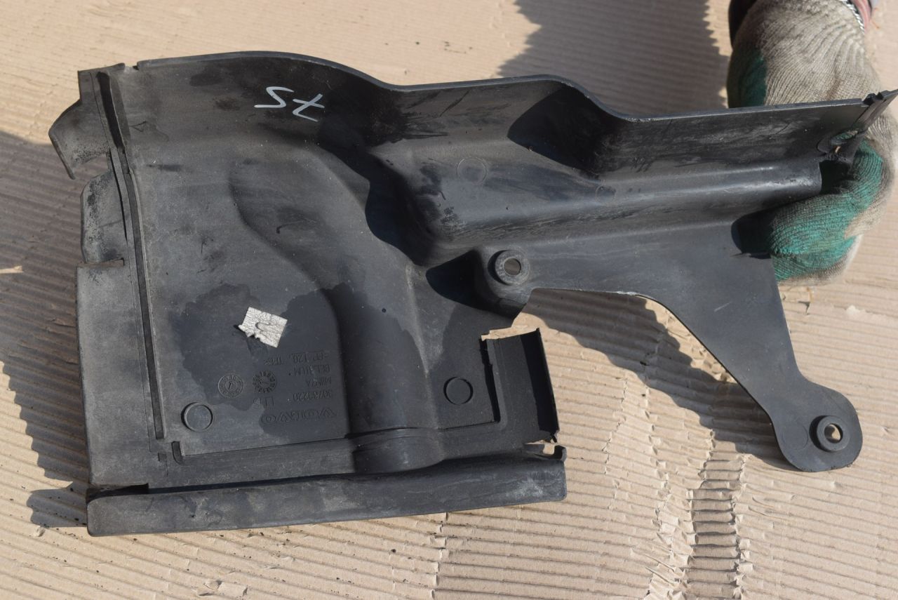 воздуховод (дефлектор) радиатора Volvo XC70 2 поколение 2011, 2.4 л., D5, D 5244 T10, дизель, АКПП, универсал, полный подключаемый привод, 30763220 - фото №1