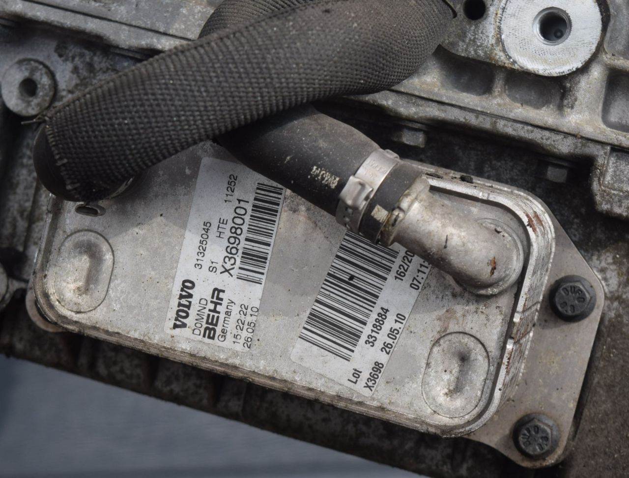 радиатор масляный Volvo XC70 2 поколение 2011, 2.4 л., D5, D 5244 T10, дизель, АКПП, универсал, полный подключаемый привод, 31325045 - фото №1