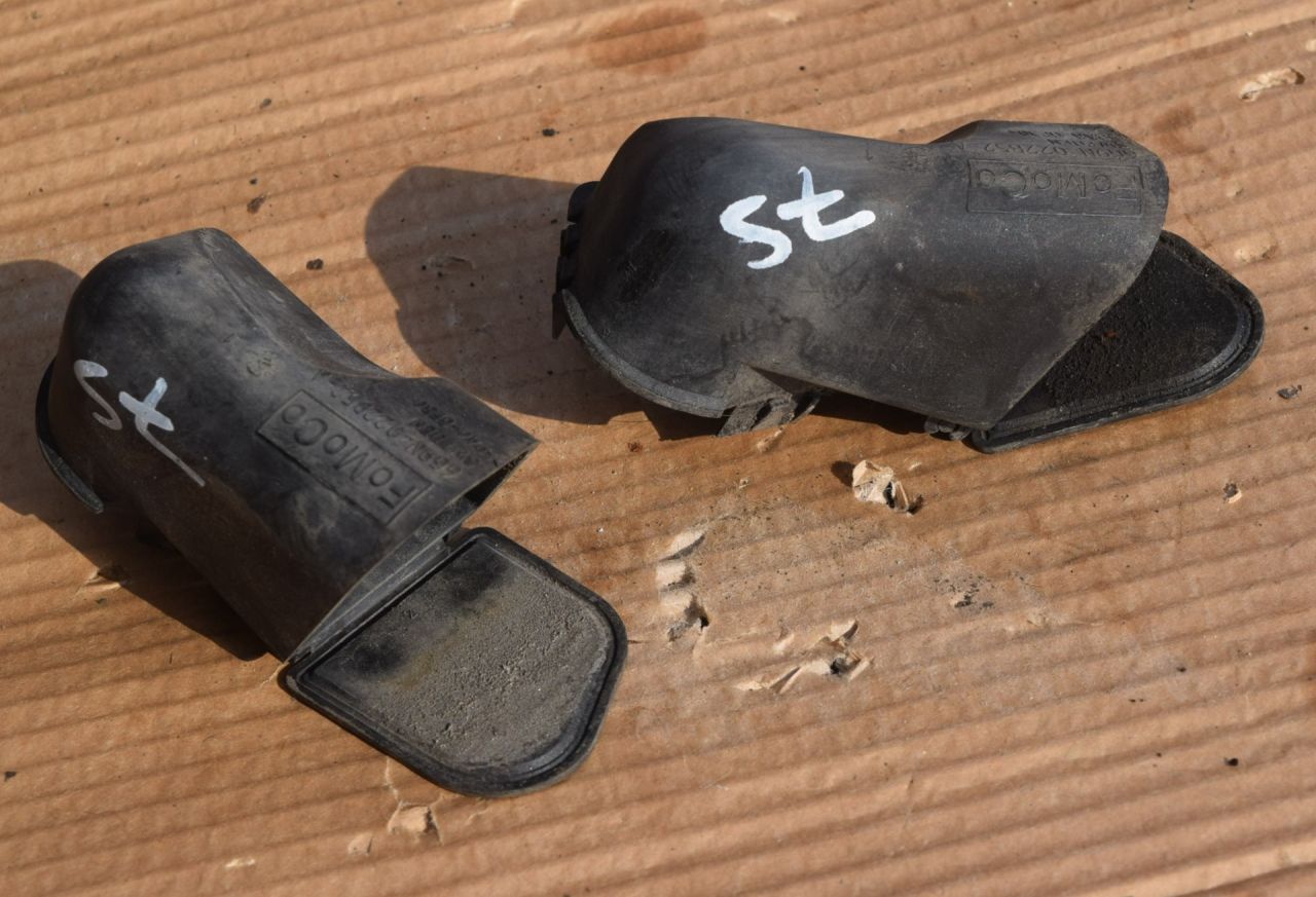 водосток капота Volvo XC70 2 поколение 2011, 2.4 л., D5, D 5244 T10, дизель, АКПП, универсал, полный подключаемый привод, 6G9N022B52A - фото №1