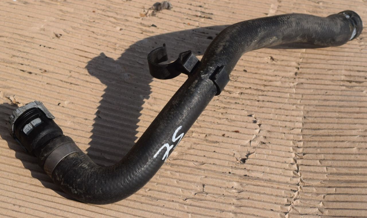 патрубок отопителя (печки) Volvo XC70 2 поколение 2011, 2.4 л., D5, D 5244 T10, дизель, АКПП, универсал, полный подключаемый привод, 6G9118K497LA - фото №1