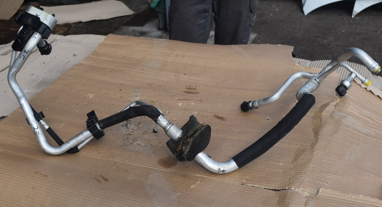 трубка кондиционера Volvo XC70 2 поколение 2011, 2.4 л., D5, D 5244 T10, дизель, АКПП, универсал, полный подключаемый привод, 9G9N19E881AC - фото №1