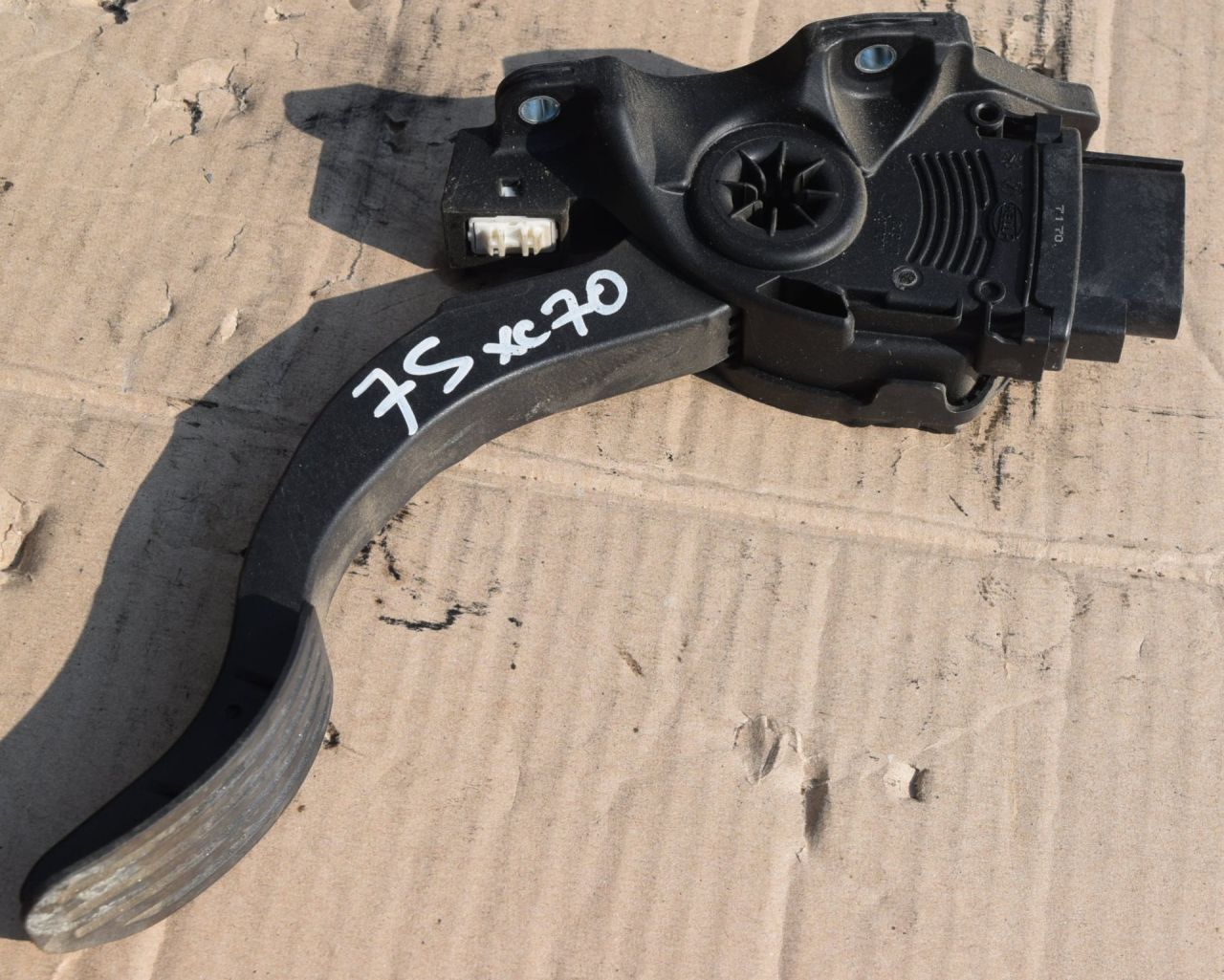 педаль Volvo XC70 2 поколение 2011, 2.4 л., D5, D 5244 T10, дизель, АКПП, универсал, полный подключаемый привод, 6G929F836BD - фото №1