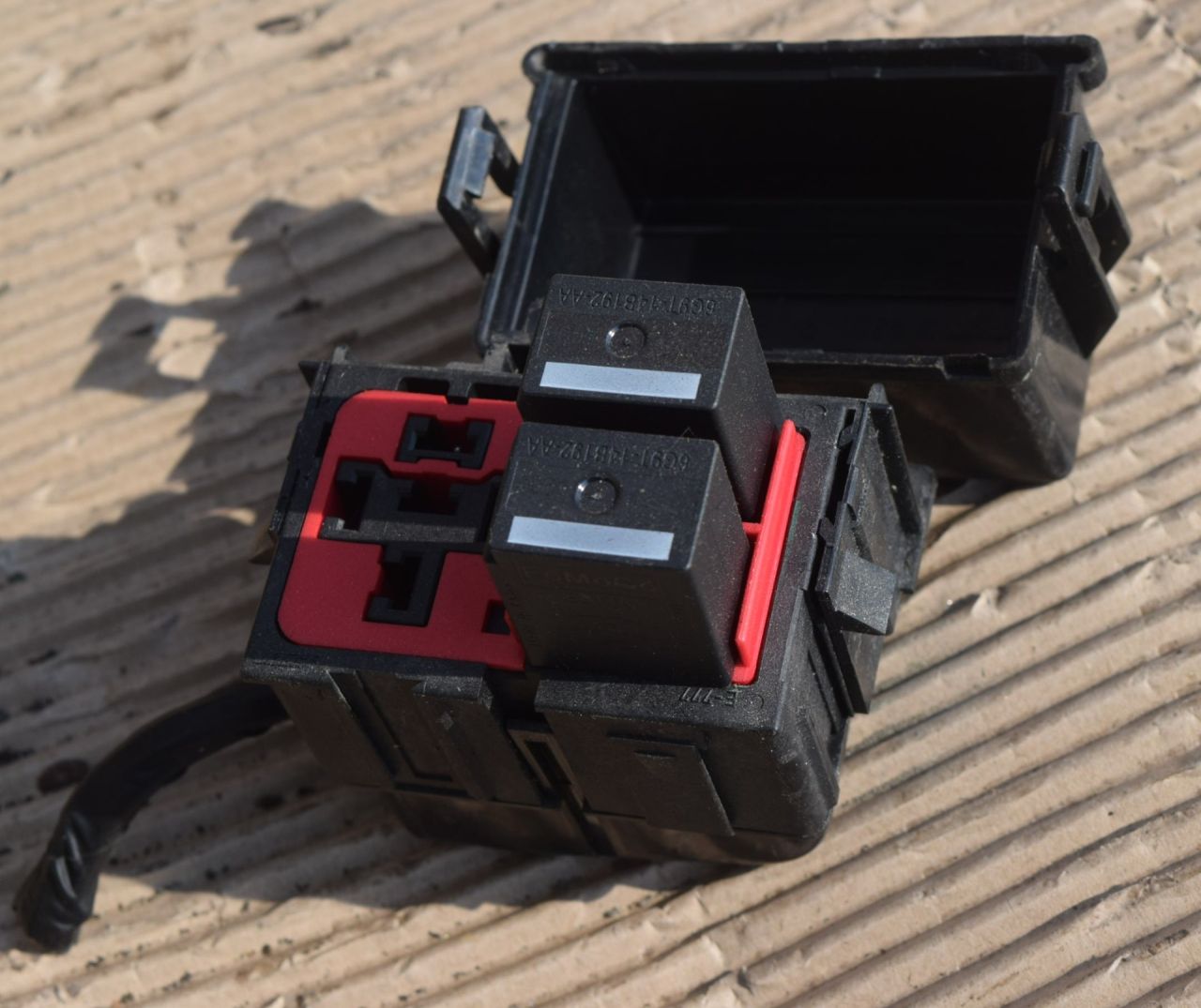 блок предохранителей Volvo XC70 2 поколение 2011, 2.4 л., D5, D 5244 T10, дизель, АКПП, универсал, полный подключаемый привод, 6G9T14B192AA - фото №1