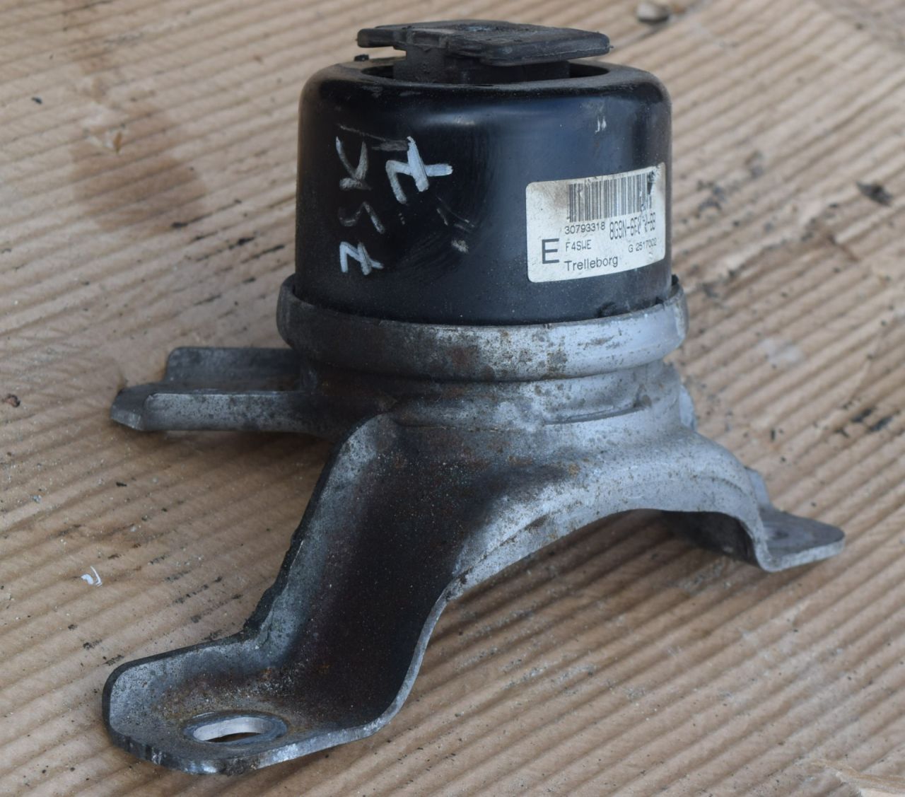 подушка крепления двигателя Volvo XC70 2 поколение 2011, 2.4 л., D5, D 5244 T10, дизель, АКПП, универсал, полный подключаемый привод, 30793318, 8G9N6F012BB - фото №1