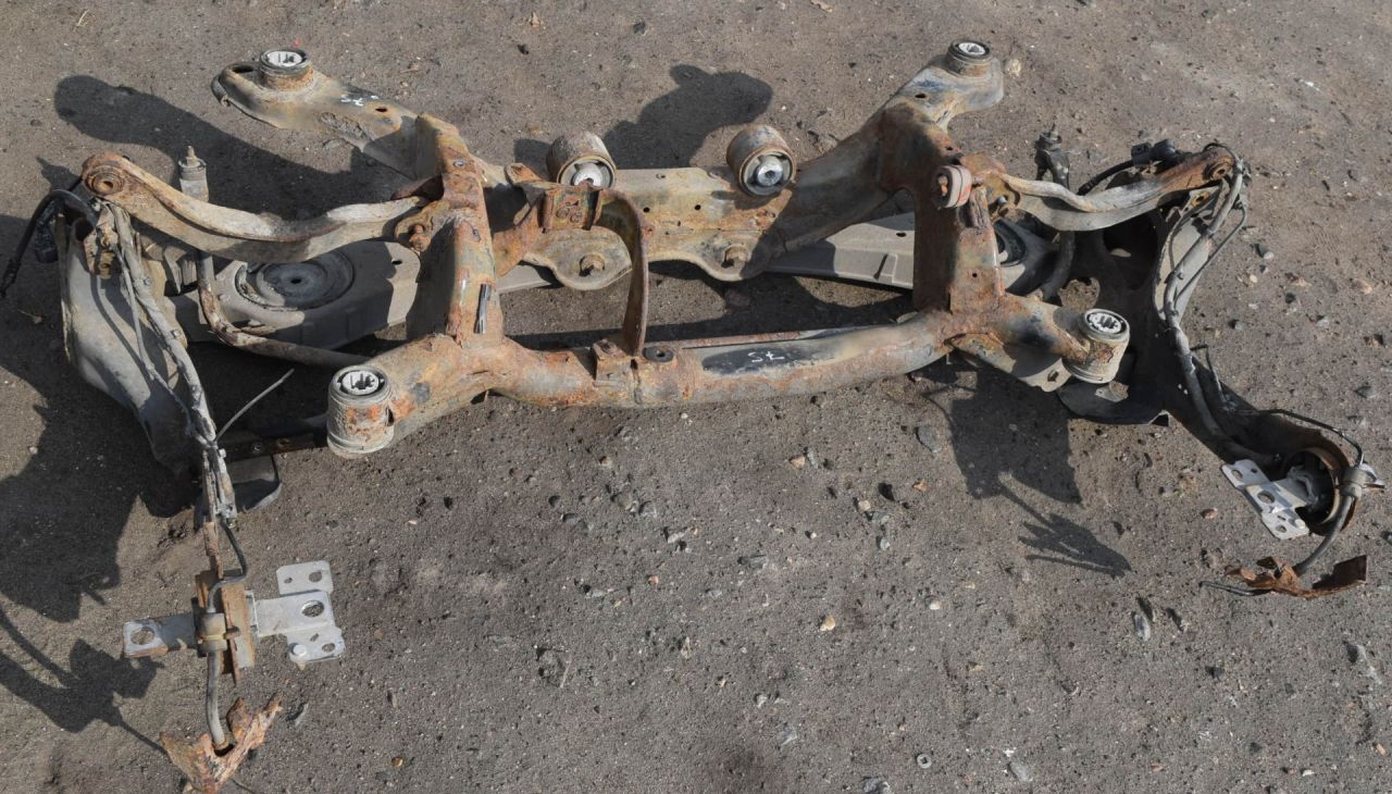 балка подвески задняя Volvo XC70 2 поколение 2011, 2.4 л., D5, D 5244 T10, дизель, АКПП, универсал, полный подключаемый привод - фото №1