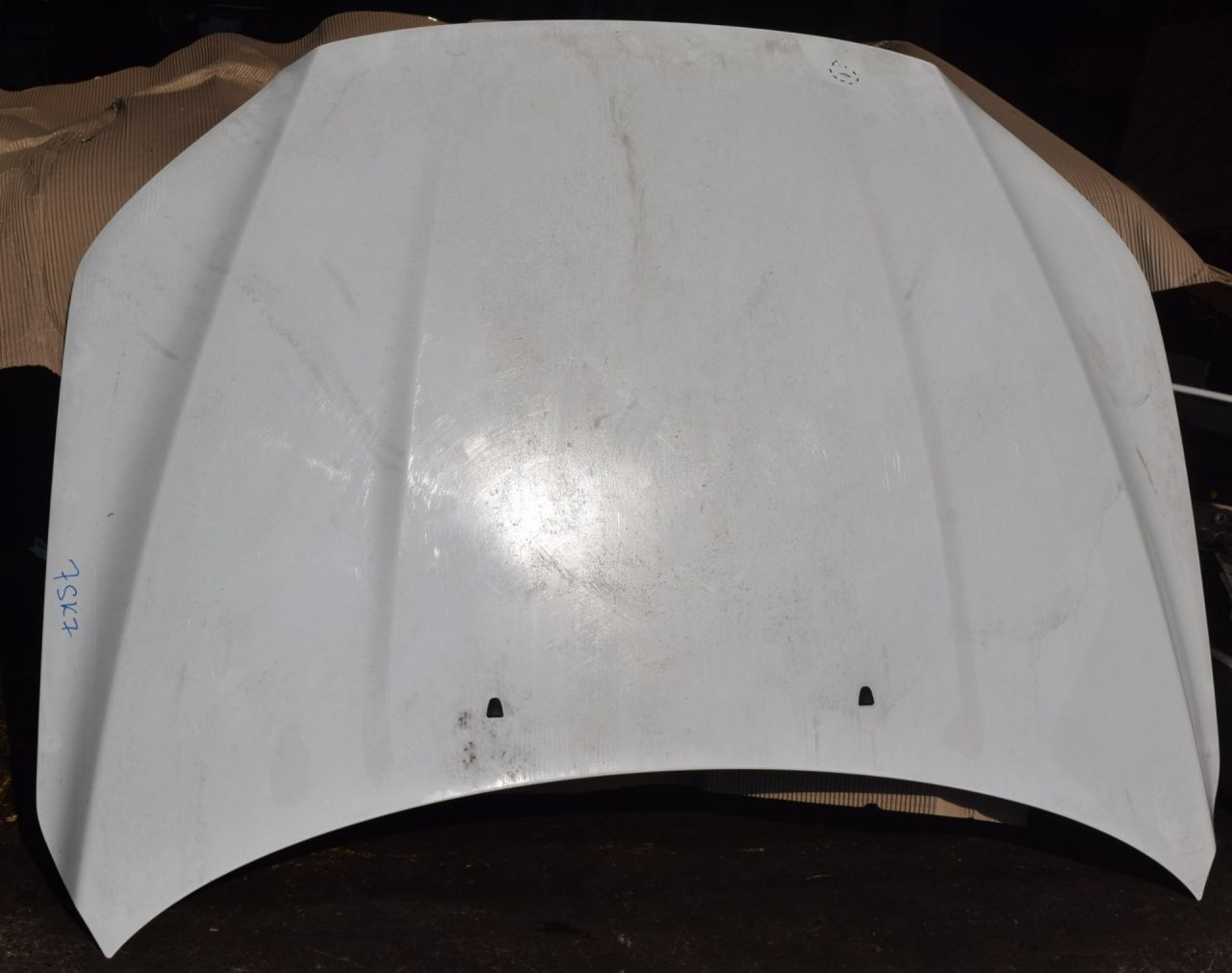 капот Volvo XC70 2 поколение 2011, 2.4 л., D5, D 5244 T10, дизель, АКПП, универсал, полный подключаемый привод, 31201236 - фото №1