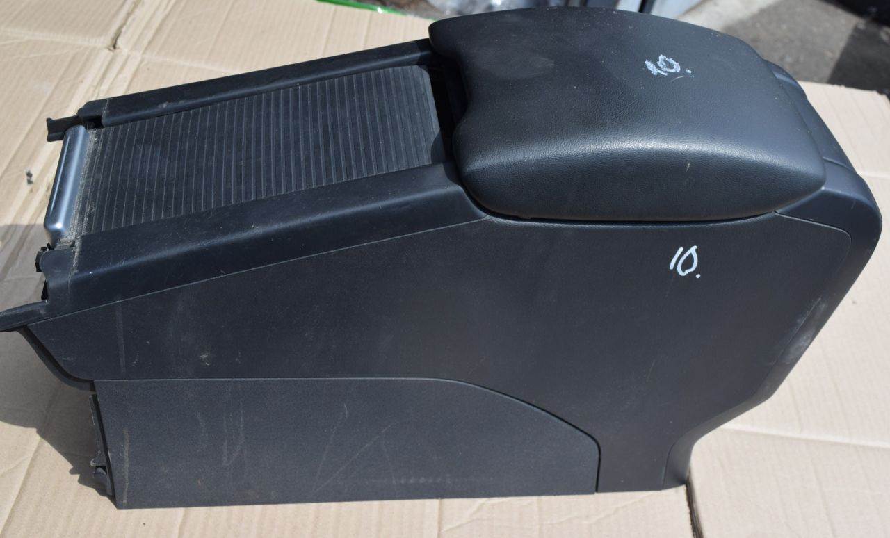 подлокотник Volvo XC60 1 поколение 2010, 2.4 л., D5, D 5244 T14, дизель, МКПП, белый, передний привод, 30755732, 39855367, 39855305 - фото №1