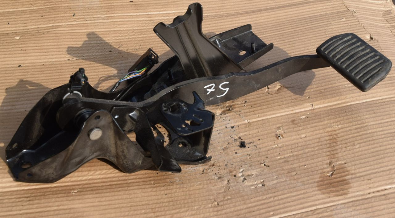 педаль тормоза Volvo XC70 2 поколение 2011, 2.4 л., D5, D 5244 T10, дизель, АКПП, универсал, полный подключаемый привод - фото №1