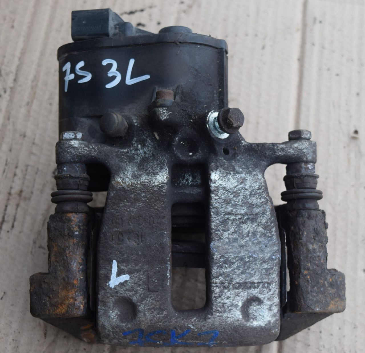 суппорт задний левый Volvo XC70 2 поколение 2011, 2.4 л., D5, D 5244 T10, дизель, АКПП, универсал, полный подключаемый привод - фото №1