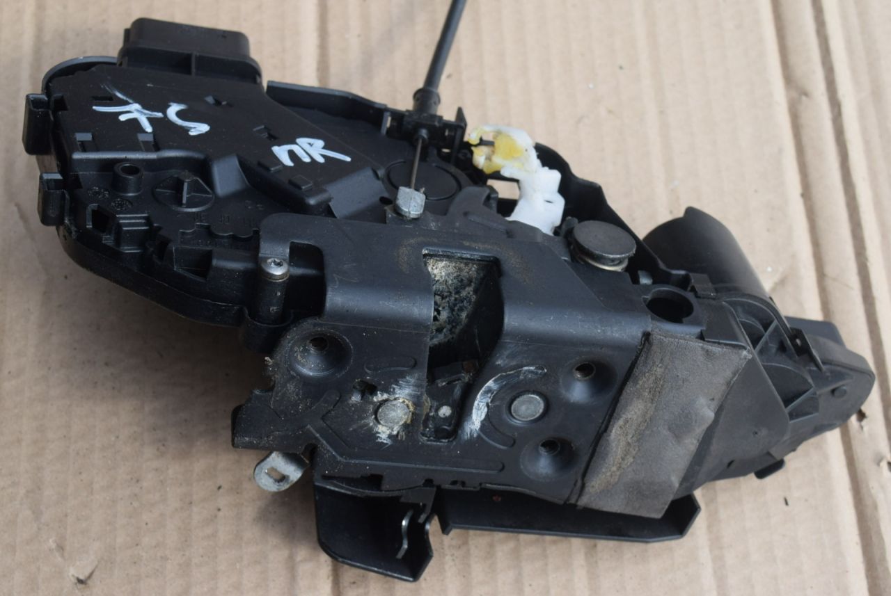 замок двери передней правой Volvo XC70 2 поколение 2011, 2.4 л., D5, D 5244 T10, дизель, АКПП, универсал, полный подключаемый привод, 31253678 - фото №1