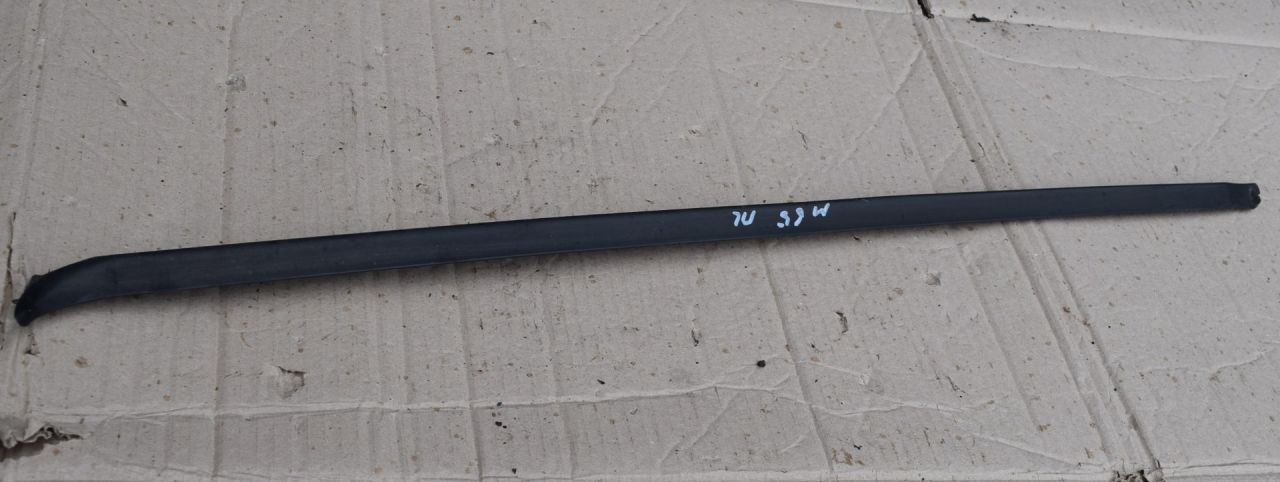 молдинг стекла Volvo V70 2 поколение 2002, 2.4 л., Ti, B 5244 T3, бензин, МКПП, универсал, передний привод - фото №1