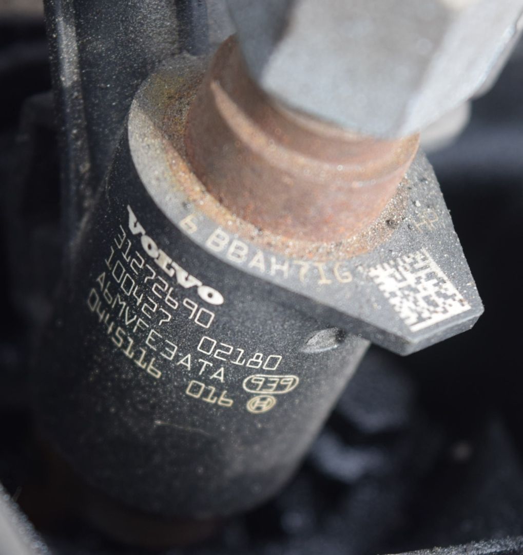 форсунка Volvo XC70 2 поколение 2011, 2.4 л., D5, D 5244 T10, дизель, АКПП, универсал, полный подключаемый привод, 31272690, 0445116016 - фото №1