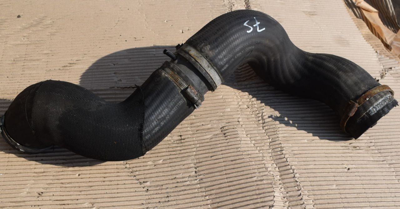 патрубок интеркулера Volvo XC70 2 поколение 2011, 2.4 л., D5, D 5244 T10, дизель, АКПП, универсал, полный подключаемый привод, 30792884, 30792885 - фото №1