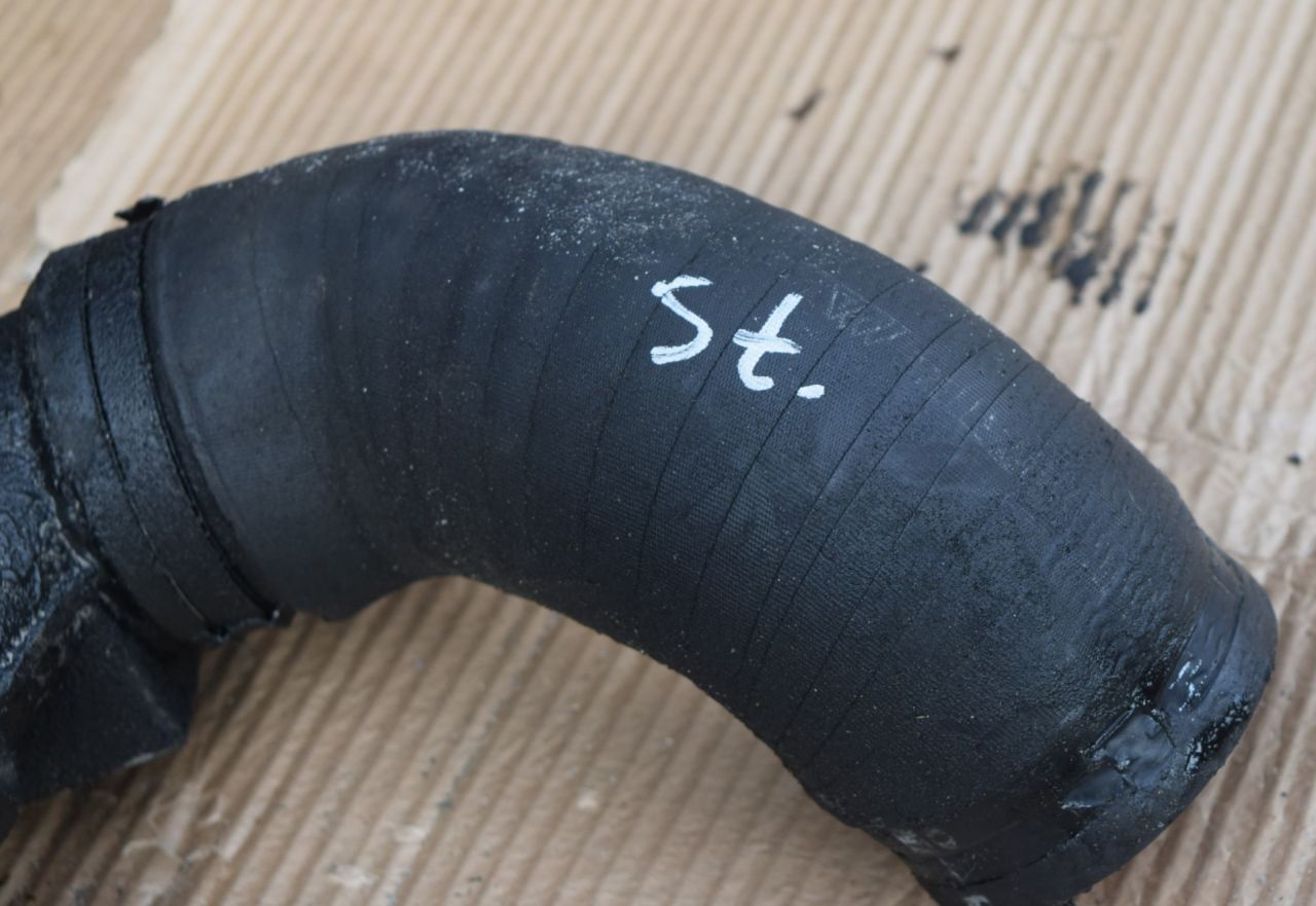 патрубок интеркулера Volvo XC70 2 поколение 2011, 2.4 л., D5, D 5244 T10, дизель, АКПП, универсал, полный подключаемый привод, 31274235 - фото №1