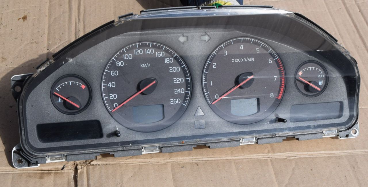 щиток приборов (приборная панель) Volvo V70 2 поколение 2002, 2.4 л., Ti, B 5244 T3, бензин, МКПП, универсал, передний привод, 8637993 - фото №1