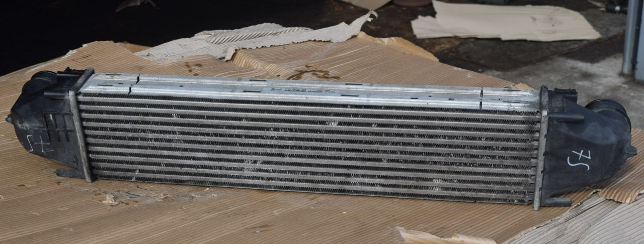 интеркулер Volvo XC70 2 поколение 2011, 2.4 л., D5, D 5244 T10, дизель, АКПП, универсал, полный подключаемый привод, 31273909 - фото №1