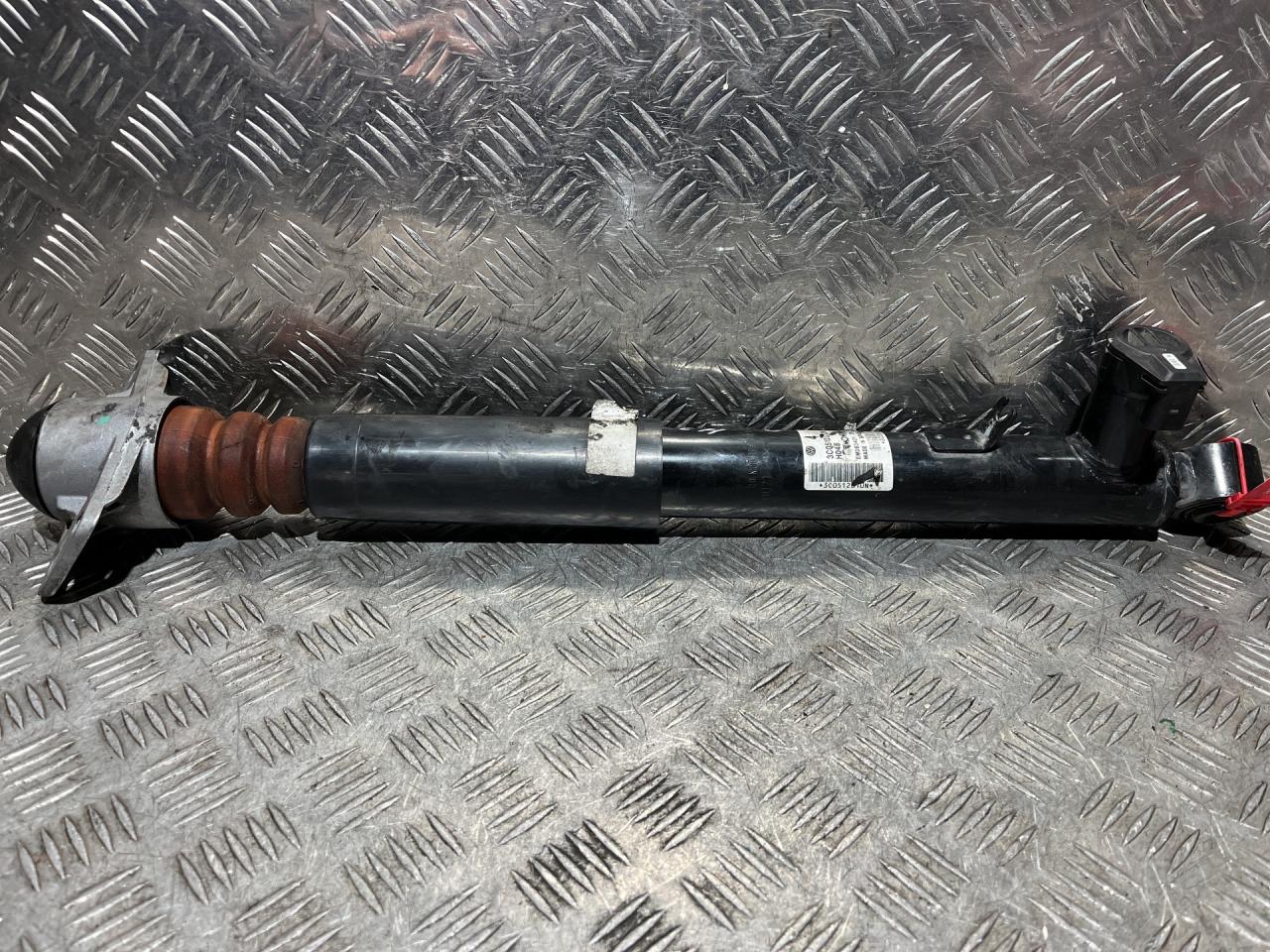 амортизатор задний правый Volkswagen Passat B7 2011, 2.0 л., CCZB, бензин, АКПП, универсал, 3C0512010N - фото №1