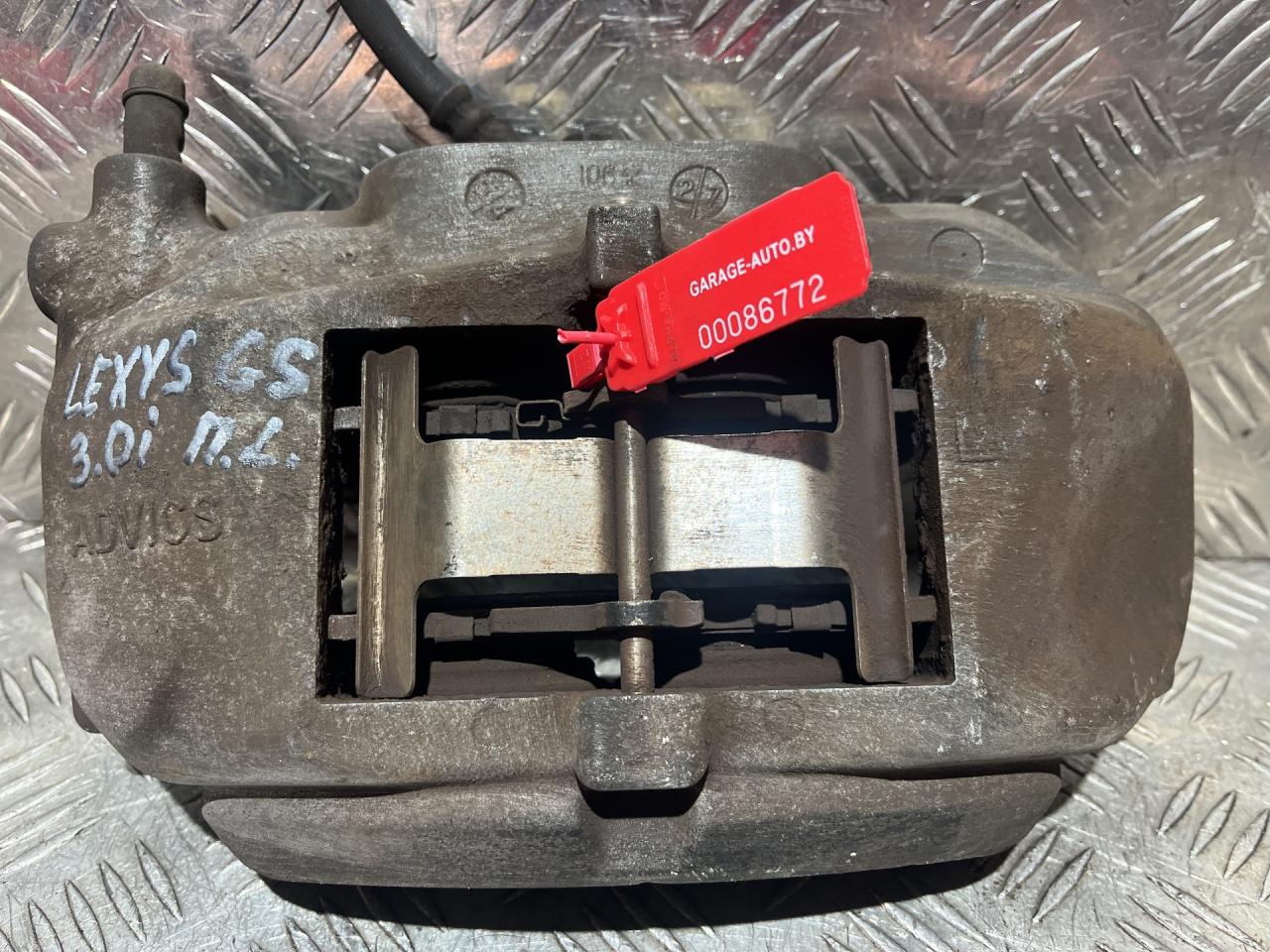 суппорт передний левый Lexus GS 3 поколение 2005, 3.0 л., 3GR-FE, бензин, АКПП, седан, ADVICS - фото №1