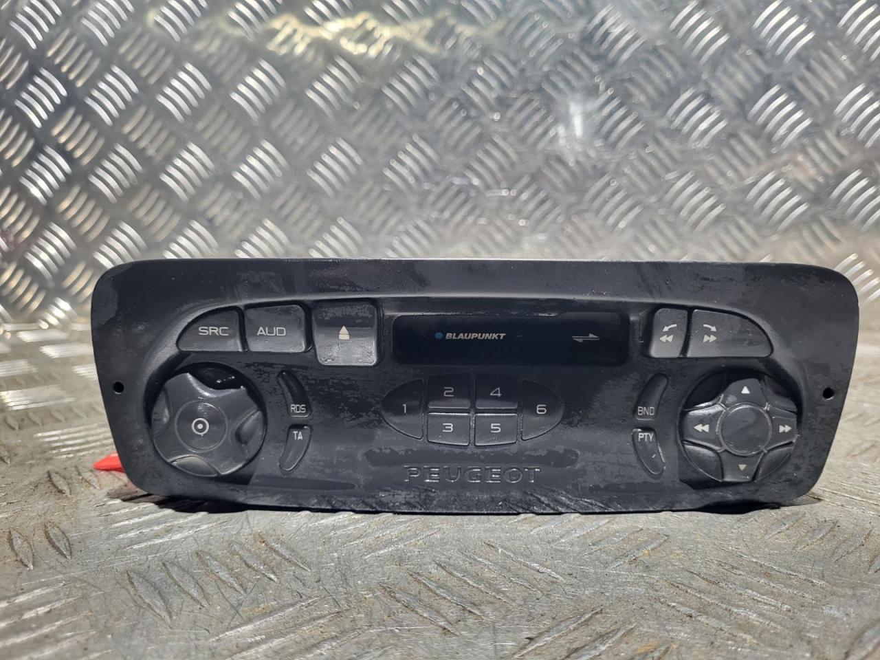 магнитола Peugeot 206 1 поколение 2000, 1.4 л., KFX (TU3JP), бензин, АКПП, хетчбэк 5 дв., 9642226880 - фото №1