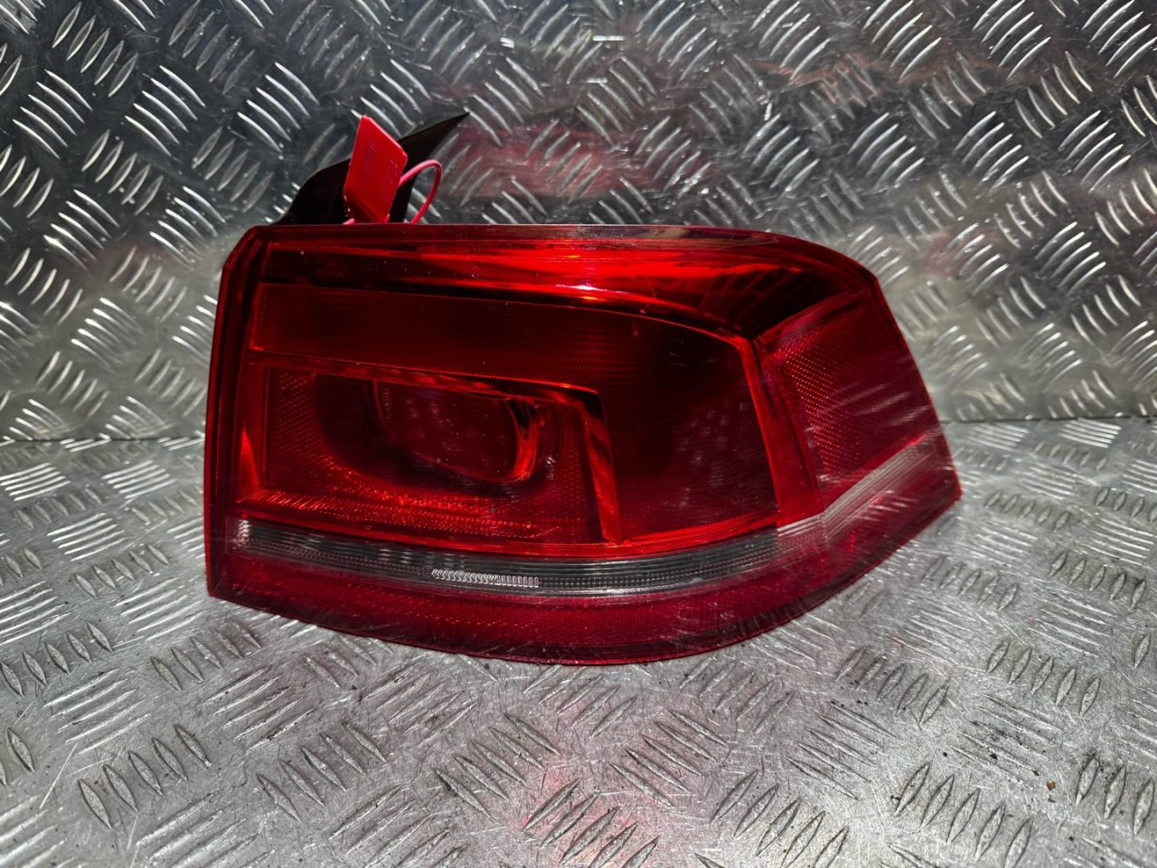 фонарь задний правый Volkswagen Passat B7 2012, седан, 3AE945096F - фото №1