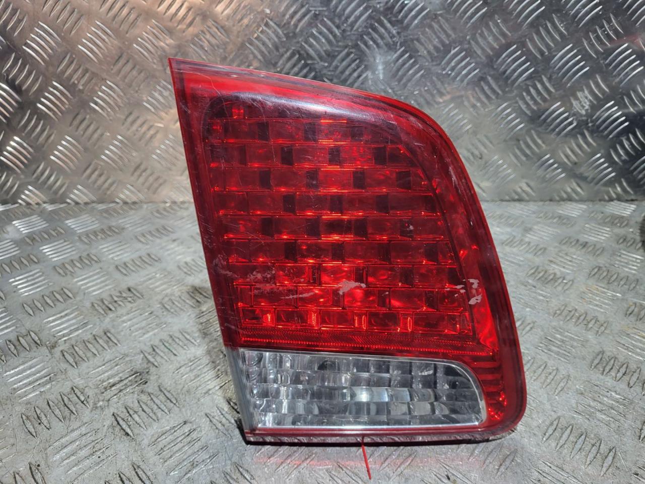 фонарь крышки багажника левый Kia Sorento 2 поколение 2010, 2.2 л., дизель, АКПП, внедорожник 5 дв., 924052P02 - фото №1