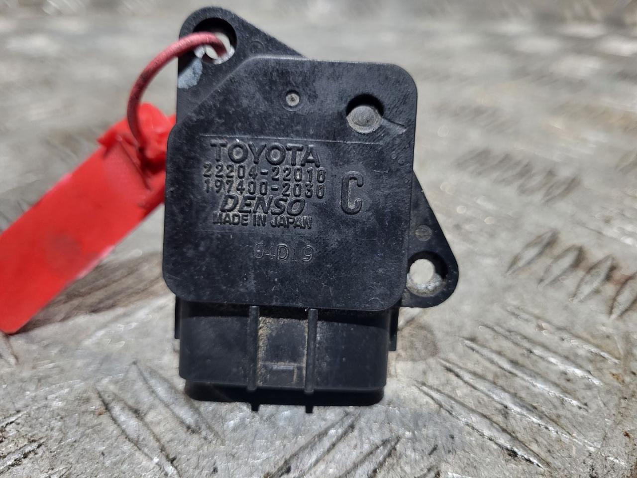 расходомер воздуха Toyota Yaris P1 2002, 1.3 л., бензин, 2220422010, 1974002030 - фото №1