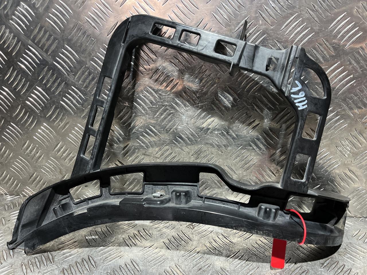 Крепление бампера заднего Volkswagen Passat B7 2014, 1.4 л., CAXA, бензин, АКПП, седан, 3AE807377 - фото №1