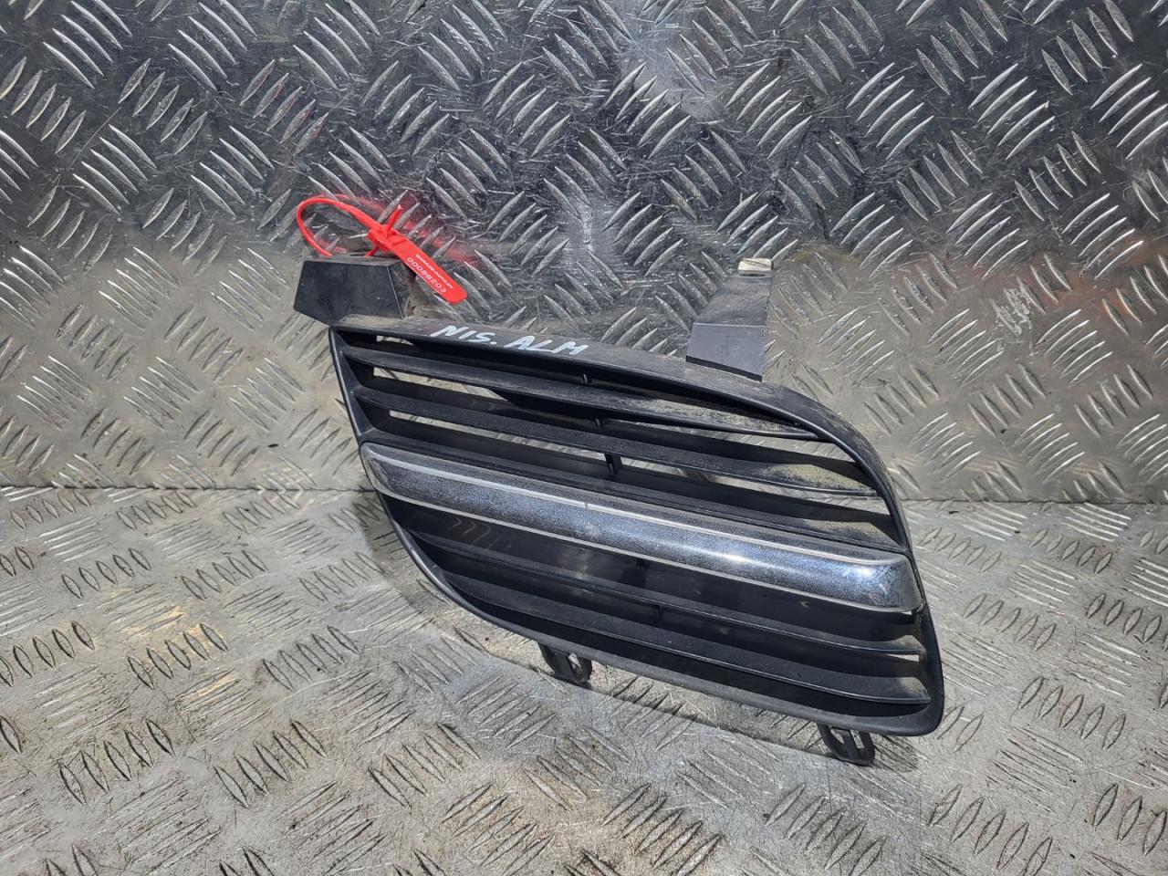 решетка радиатора Nissan Almera N16 2000, 1.5 л., QG15DE, бензин, 5МКПП, хетчбэк 5 дв., 62322BM400 - фото №1