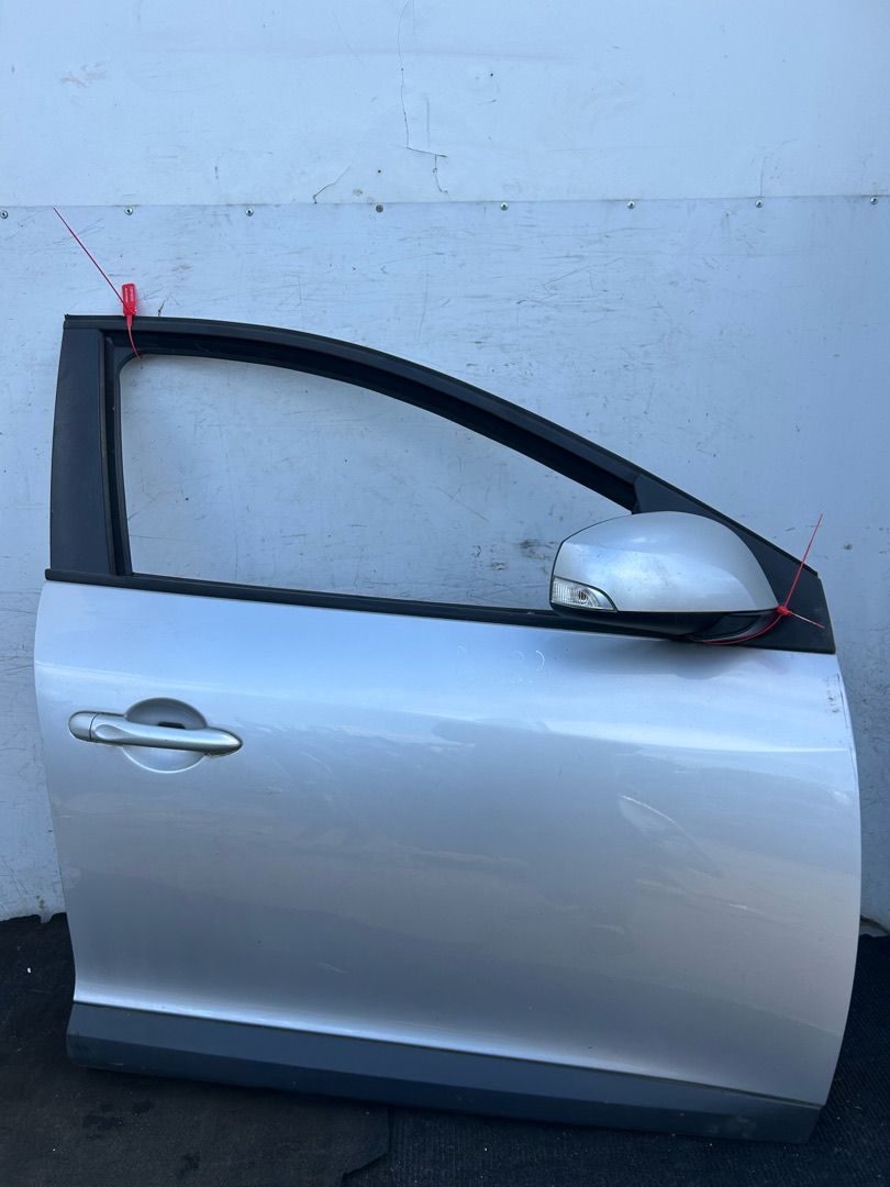 дверь передняя правая Renault Megane 3 поколение 2011, 1.6 л., бензин, 5МКПП, хетчбэк 5 дв. - фото №1