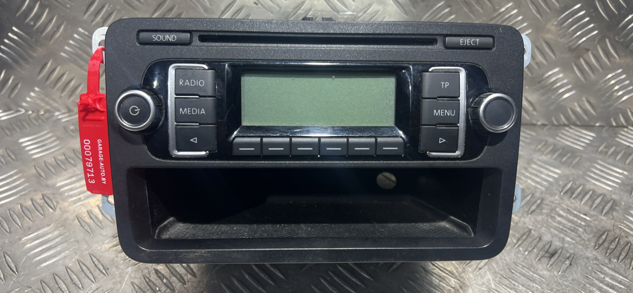 магнитола Volkswagen Golf 6 поколение 2010, 1.6 л., CAYA, дизель, 5МКПП, хетчбэк 5 дв., 1K0035156B - фото №1