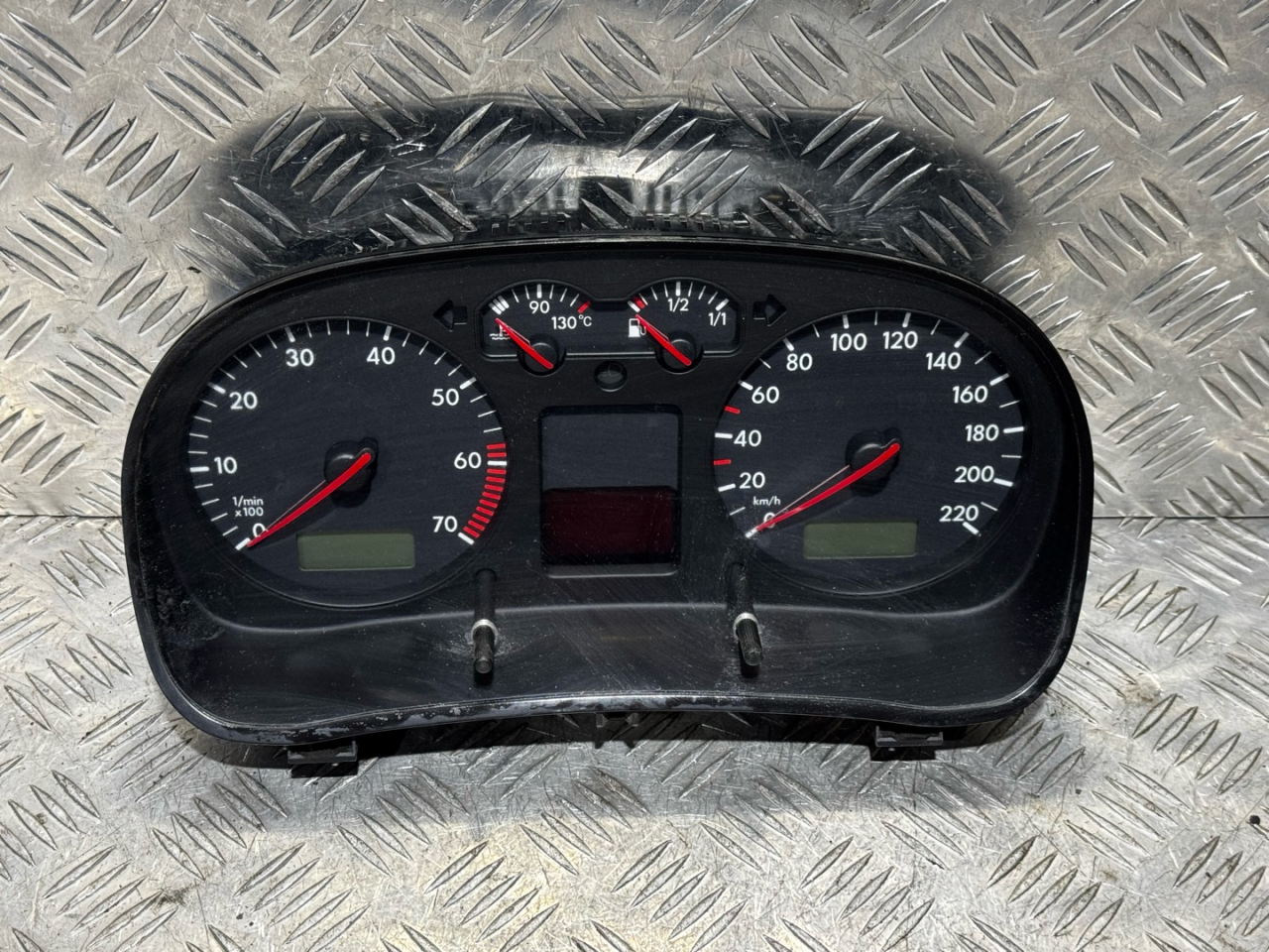 щиток приборов (приборная панель) Volkswagen Golf 4 поколение 1999, 1.4 л., бензин, универсал, 1J0920822 - фото №1