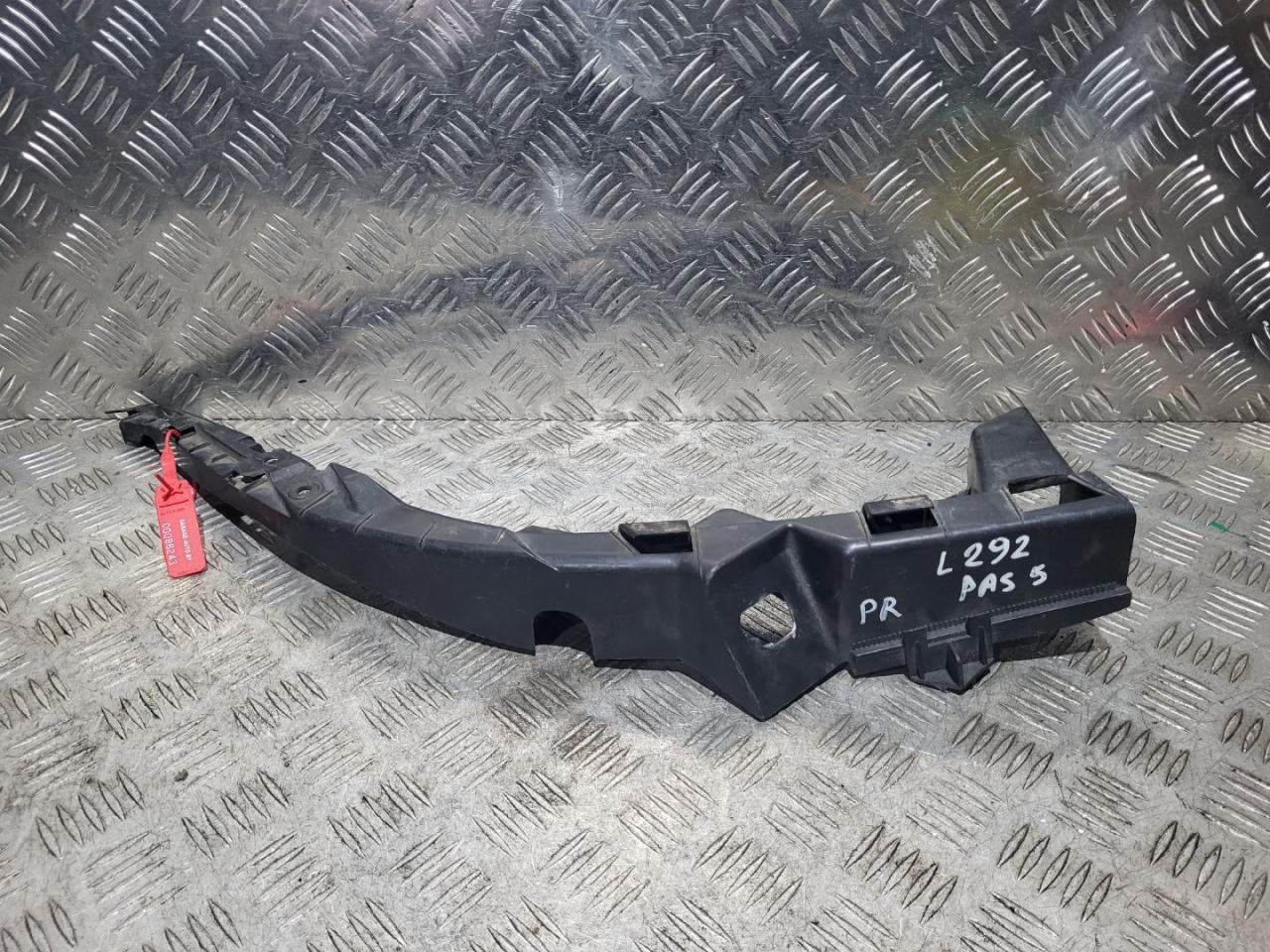 крепление бампера Volkswagen Passat B5 1999, 1.9 л., AVG, дизель, универсал, 3B0807050C - фото №1