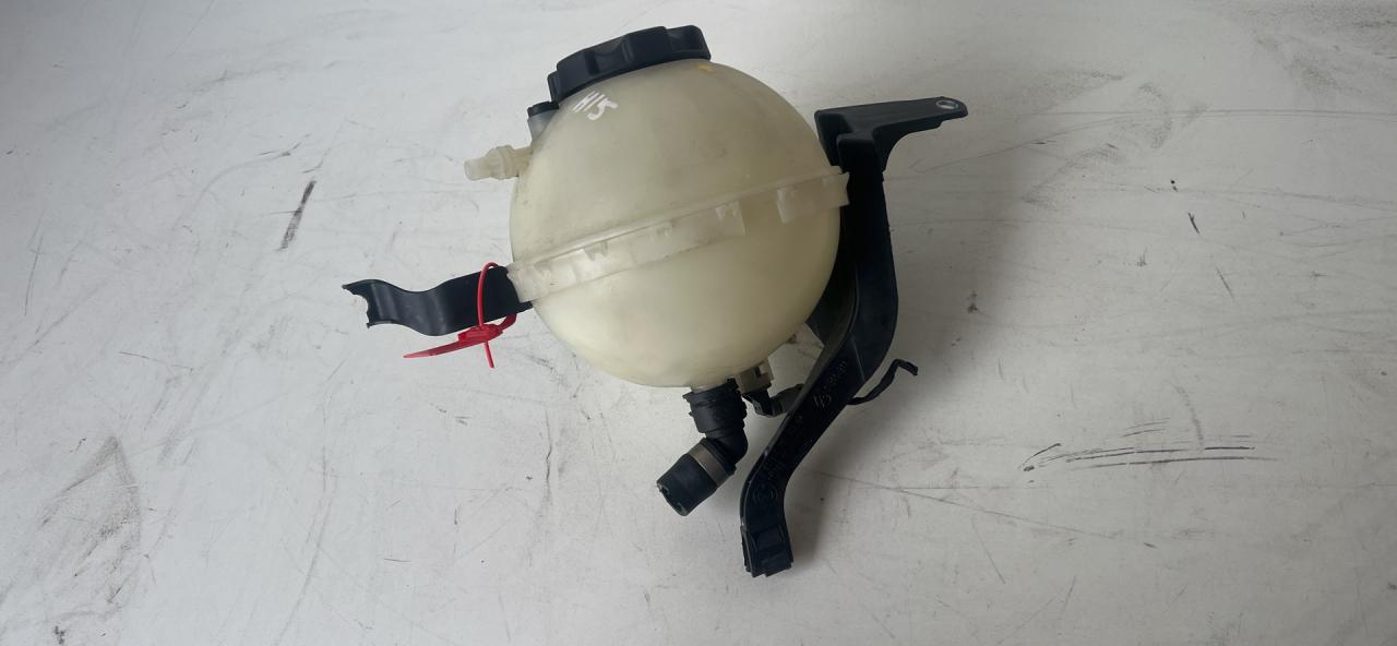 бачок расширительный BMW 5 серия F07/F10/F11 2012, 2.0 л., N20 B20 A, бензин, АКПП, седан, 1713764728501 - фото №1