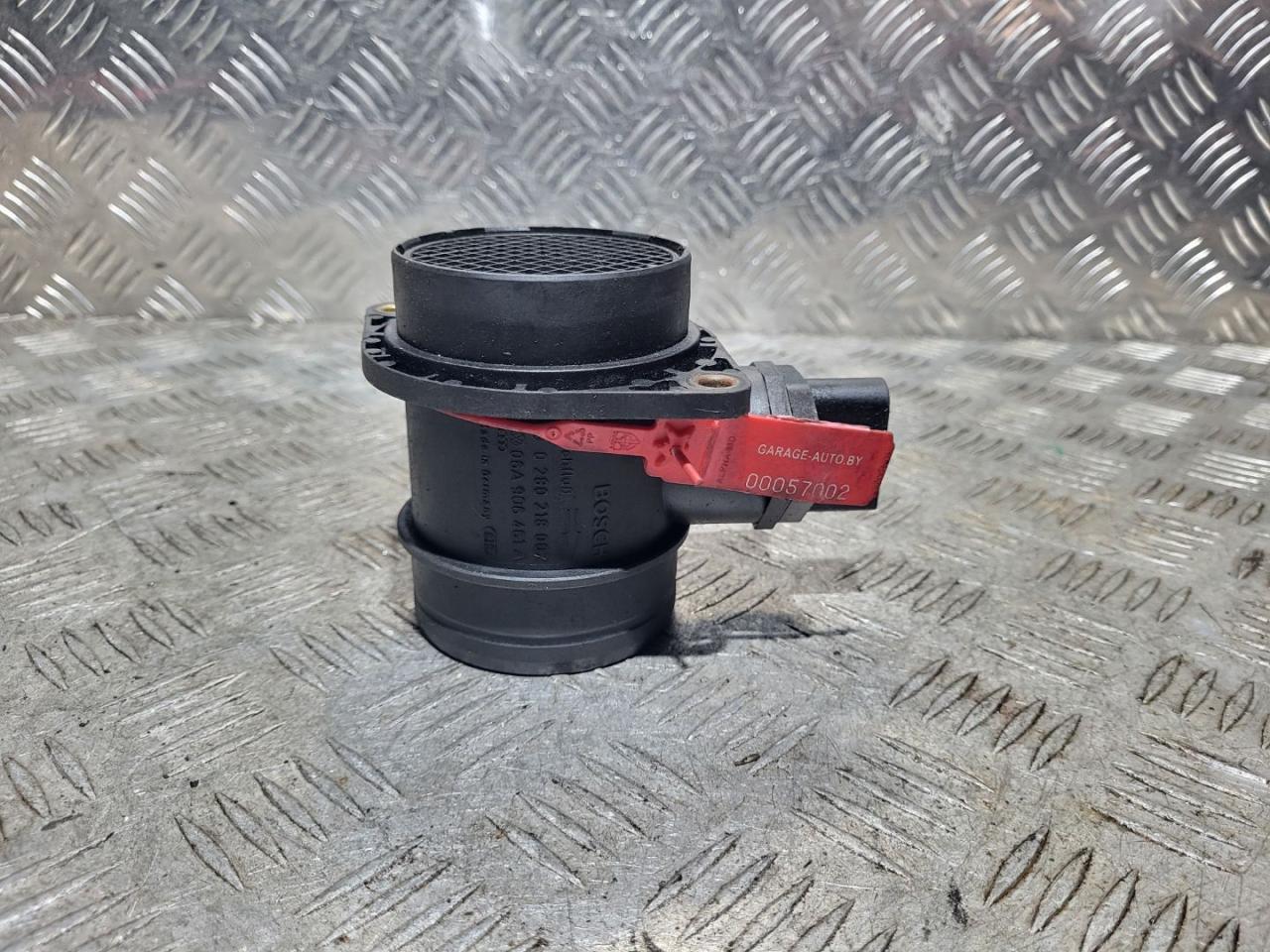 расходомер воздуха Volkswagen Golf 4 поколение 2001, 1.6 л., хетчбэк 5 дв., 0280218002, 06A906461A - фото №1