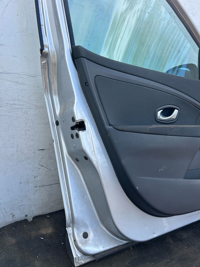 дверь передняя левая Renault Megane 3 поколение 2011, 1.6 л., бензин, 5МКПП, хетчбэк 5 дв. - фото №1