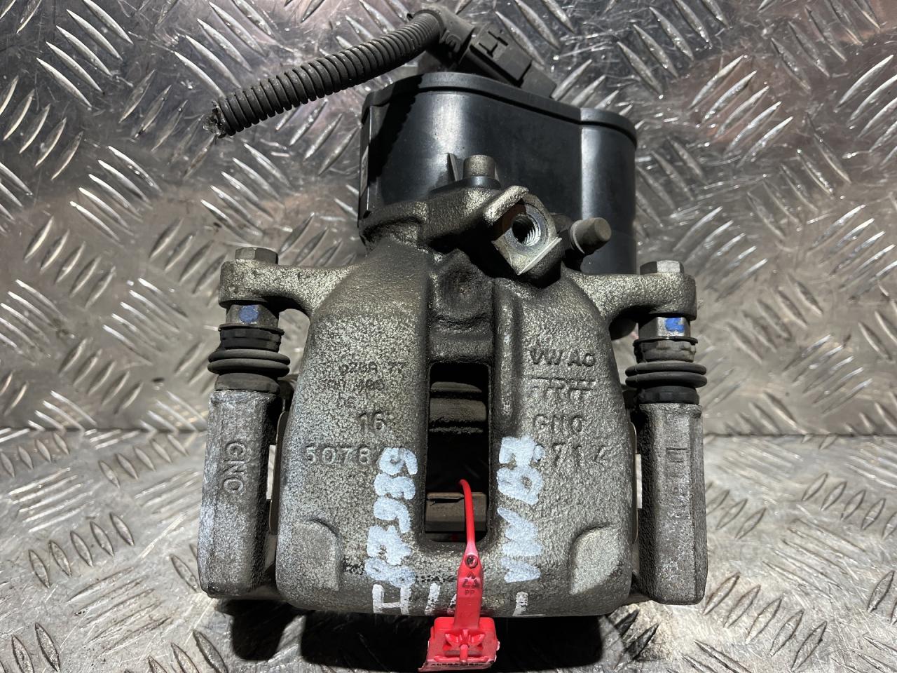 суппорт задний левый Volkswagen Passat B7 2014, 1.4 л., CAXA, бензин, АКПП, седан, 5N0615403, 3AA405, 32332267K - фото №1